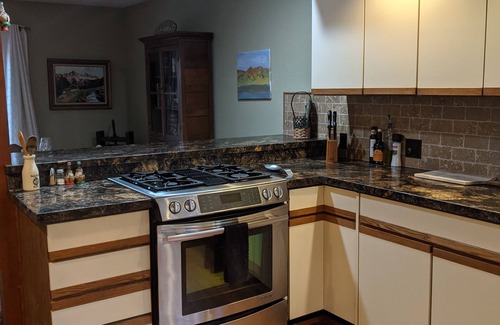Angels Camp Casa | Enjoy concerts, wine, beer tasting, shopping or relaxing in town by Angels Creek