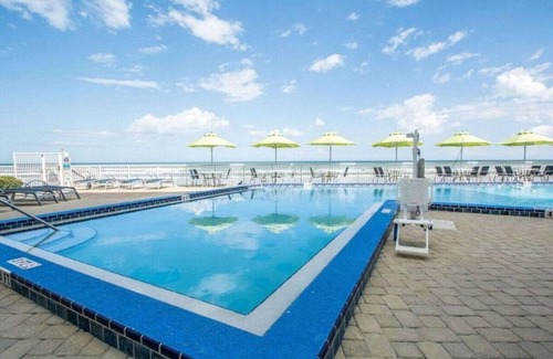Daytona Beach Shores Condominio | Enjoy Daytona Beach in this 1BD resort condo with resort amenities