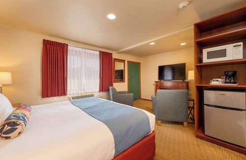 Leavenworth Hotel | Enjoy easy walking access to all Leavenworth has to offer after a relaxing night in our spacious King room with in-room jacuzzi tub and cozy fireplace.