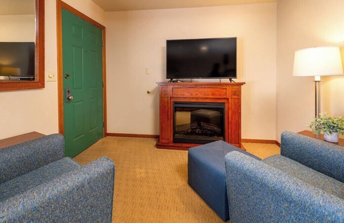 Leavenworth Hotel | Enjoy easy walking access to all Leavenworth has to offer after a relaxing night in our spacious King room with in-room jacuzzi tub and cozy fireplace.