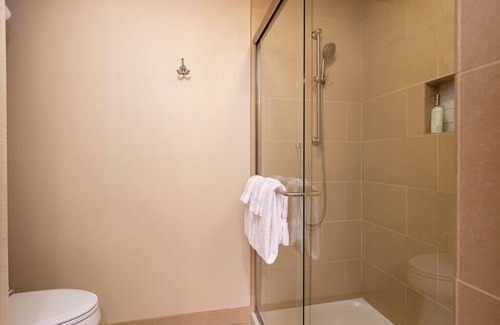 Leavenworth Hotel | Enjoy easy walking access to all Leavenworth has to offer after a relaxing night in our spacious King room with in-room jacuzzi tub and cozy fireplace.