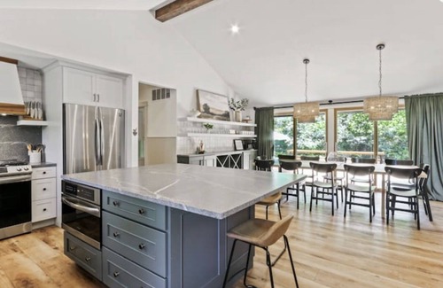 Country Club Estates Casa | Enjoy everything Lake Geneva has to offer in gorgeously remodeled Fontana home!