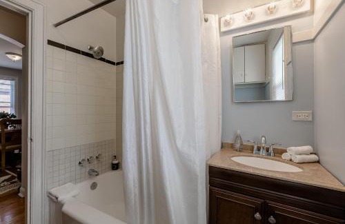 Evanston Apartamento | Enjoy Evanston! Slow Down After a Busy Day Sight Seeing - Walking Distance from Public Transportation apts