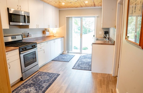 Isle Cabina | Enjoy Summer at the lake with amazing views and gorgeous sunsets! Don't miss out
