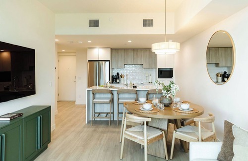 South Pandosy Condominio | Enjoy lakefront living at its finest in this stylish condo! Relax by the pool, soak in the stunning water views, and unwind in comfort—just steps from the shoreline.