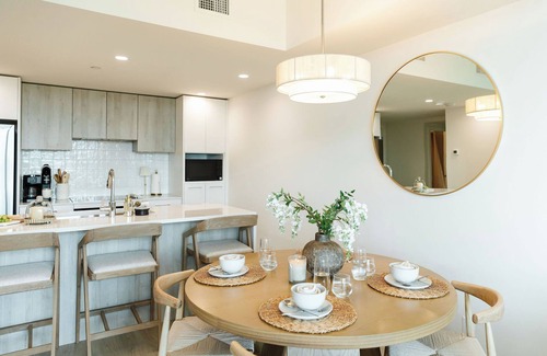 South Pandosy Condominio | Enjoy lakefront living at its finest in this stylish condo! Relax by the pool, soak in the stunning water views, and unwind in comfort—just steps from the shoreline.