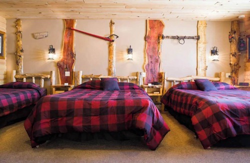 Rice Lake Cabina | Enjoy lakeside relaxation in Room 17 - Lumbermen's Bunkhouse - Curriers