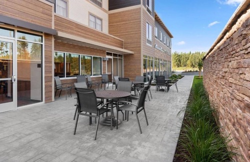 Poulsbo Casa | Enjoy large rooms and beautiful views while visiting Poulsbo