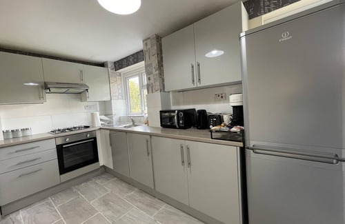 Highams Park Casa | Enjoy Lovely 4 bed Apartment With Garden
