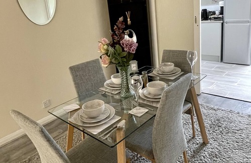 Highams Park Casa | Enjoy Lovely 4 bed Apartment With Garden