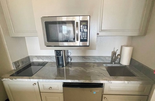 St. Petersburg - Clearwater Apartamento | Enjoy million dollar sunsets from private studio in private home.