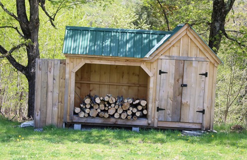 Fletcher Cabina | Enjoy nature in a cabin getaway, wildflowers, lush fields and maple woods trails