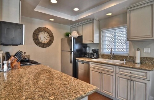 Corona del Mar Cabaña | Oct / Nov Especial $ 164 - $ 199- Ver w Gran patio privado - A / C y garaje