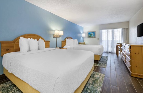 Seabreeze Park Hotel | Enjoy Ocean Views from Your Relaxing Haven w/ Balcony | Near Daytona Attractions