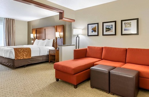 Comstock Park Casa | Enjoy Our Stunning Accommodations! W/ Free WiFi