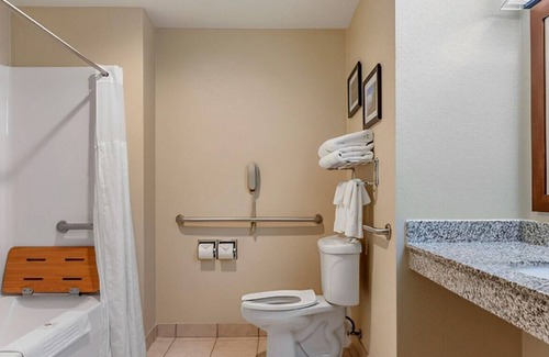 Comstock Park Casa | Enjoy Our Stunning Accommodations! W/ Free WiFi