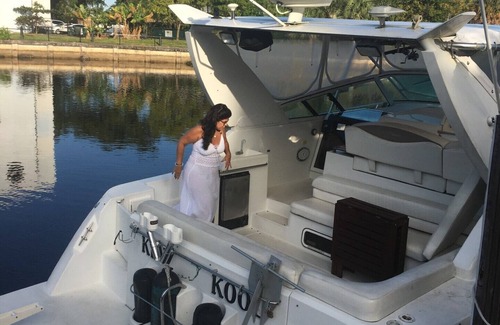 Riverside Park Alquiler De Eote | Enjoy relaxing stay on beautiful air conditioned 40' yacht.