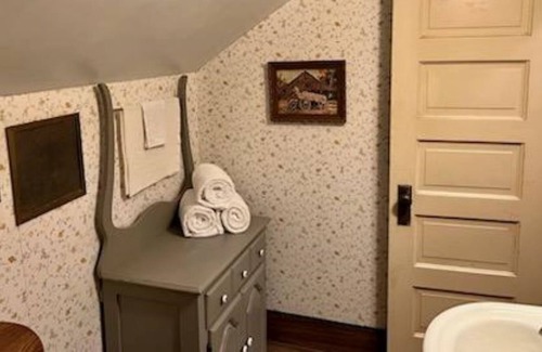 Milton-Freewater Otro | Enjoy rural country setting in this early 1900's farmhouse.