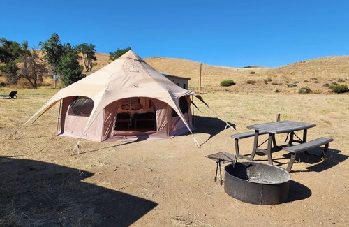 Maricopa Cabina | Enjoy Rustic Comfort near Outdoor Activities at Cozy Glamping Resort