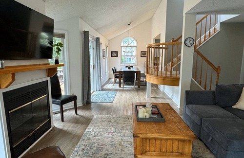 Saratoga Springs Casa | Enjoy Saratoga Springs in comfort from this beautiful Townhome on Saratoga Lake!