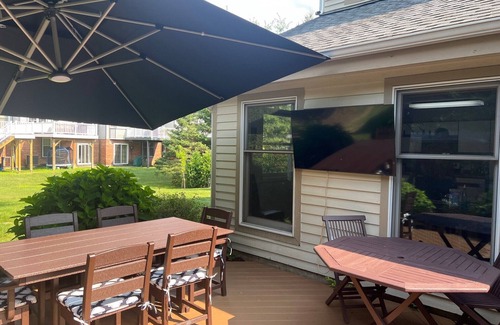 Saratoga Springs Casa | Enjoy Saratoga Springs in comfort from this beautiful Townhome on Saratoga Lake!