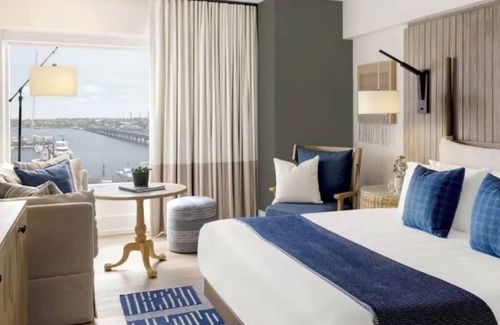 Goat Island Hotel | Enjoy Scenic Sunset View at Our Charming Hotel on Newport Harbor