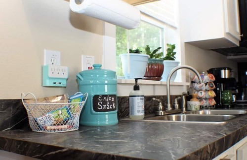 Mid America Cabaña | Enjoy Serenity at Gee's Comfy Cottage! ADA Accessible.