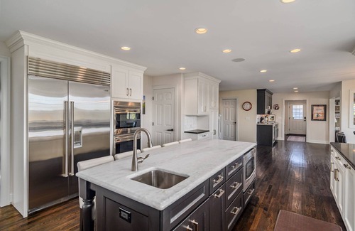 Newtown Casa | Enjoy Sip O Sun - Hot Tub, Pizza Oven, Stunning Views, close to dining, shopping, town