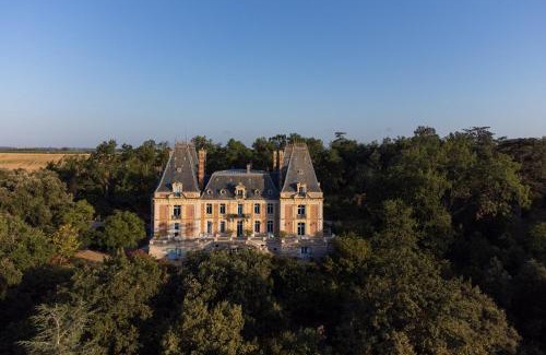 Serignac Cabina | Enjoy spring at Chateau de Monbrison, apartment for four guests