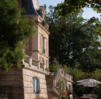 Serignac Cabina | Enjoy spring at Chateau de Monbrison, apartment for four guests