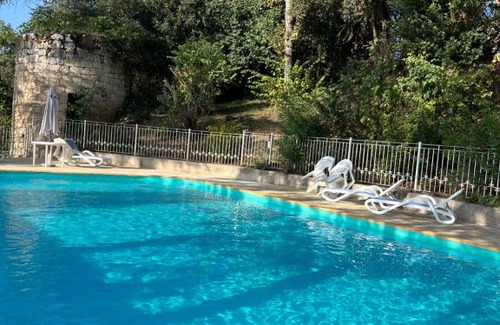 Serignac Cabina | Enjoy spring at Chateau de Monbrison, apartment for four guests