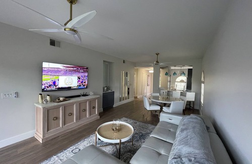 Lely Golf Estates Condominio | Enjoy stunning lake & golf views from this renovated 2/2 ground flr corner condo