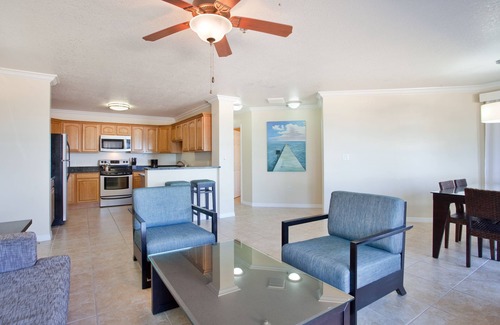 Crystal Harbour Apartamento | Enjoy Stunning Views! Full Kitchen, Outdoor Pool, Pet-friendly!
