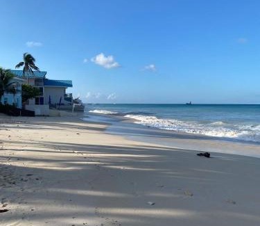 Seven Mile Beach Casa | Enjoy Sunsets at Fully Equipped Condo at the Beach