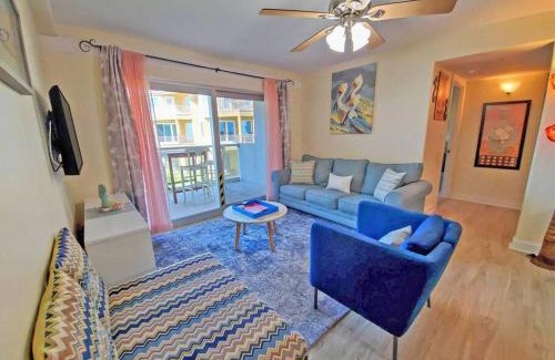 Pensacola Beach Casa | Enjoy Sunsets at Fully Equipped 2BR Condo on Beach