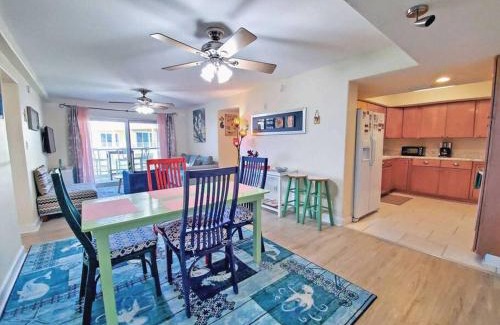 Pensacola Beach Casa | Enjoy Sunsets at Fully Equipped 2BR Condo on Beach