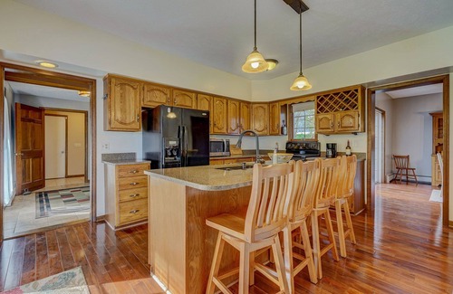 Canandaigua Casa | Enjoy swimming/boating in the lake, Fall Foliage, Wine trail, Skiing and Hiking