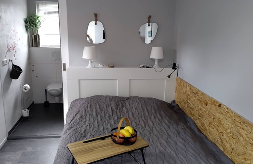 Domburg Cama Y Desayuno | Enjoy the Beach and Domburg 18m2- very nice, charming room central and quiet