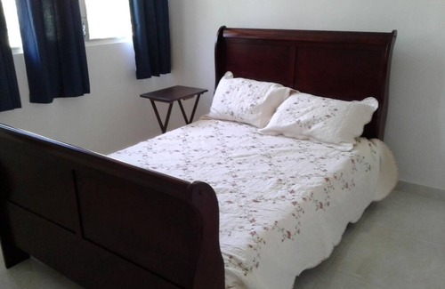 Sardinera Apartamento | Disfruta de las playas, montañas, ríos de Isla del Encanto a un precio razonable.