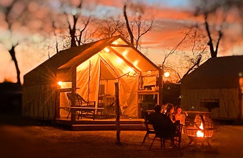 Prairie Lea Cabina | Enjoy the beautiful San Marcos River in this new, nice and comfy cabin!