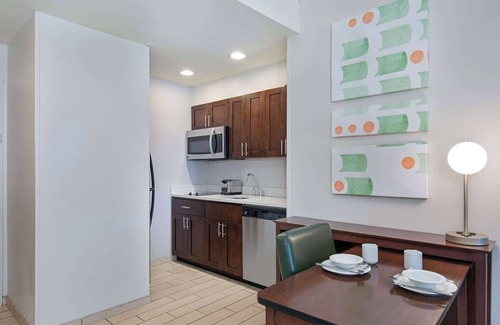 Sandy Springs Hotel | Enjoy the Best of Atlanta w/ Pool Access In Dunwoody