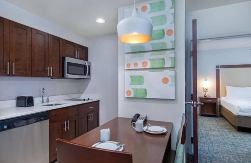 Sandy Springs Hotel | Enjoy the Best of Atlanta w/ Pool Access In Dunwoody