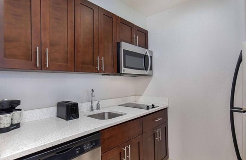 Sandy Springs Hotel | Enjoy the Best of Atlanta w/ Pool Access In Dunwoody