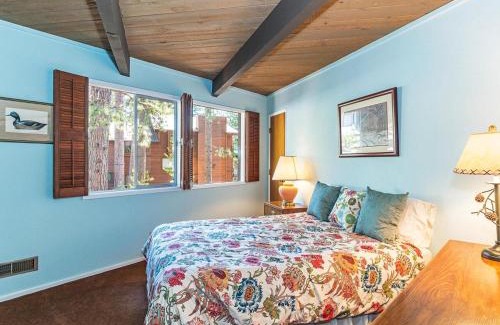 Incline Village Casa | Enjoy the brilliant views of Lake Tahoe from this mountainside Cabin