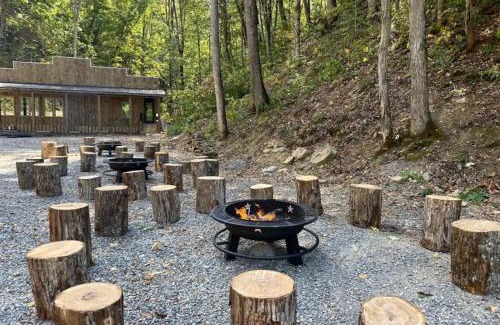 Sevierville Casa | Enjoy the "Calm On The Water" in a Relaxing Luxurious Pool Cabin on the Lake!