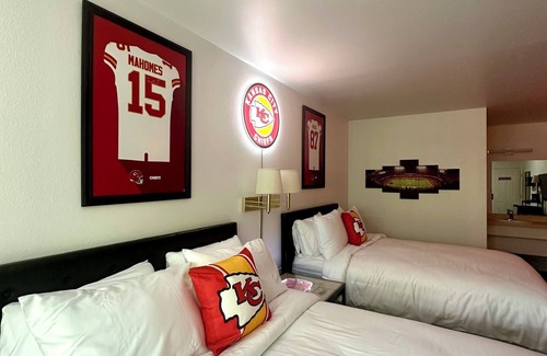 Eureka Springs Historic District Complejo | Enjoy the Champion double-queen suite of the KC Room at GloryDayz!