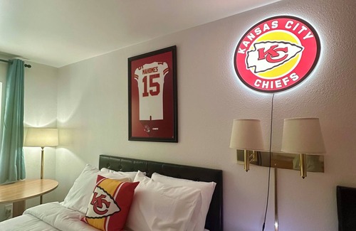 Eureka Springs Historic District Complejo | Enjoy the Champion double-queen suite of the KC Room at GloryDayz!