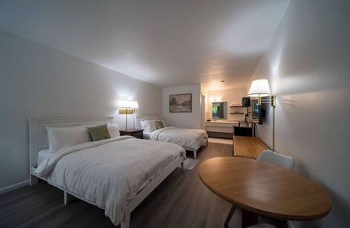 Eureka Springs Complejo | Enjoy the charm of Queen Suite Number 4 at GloryDayz!