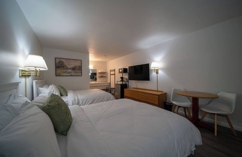 Eureka Springs Complejo | Enjoy the charm of Queen Suite Number 4 at GloryDayz!