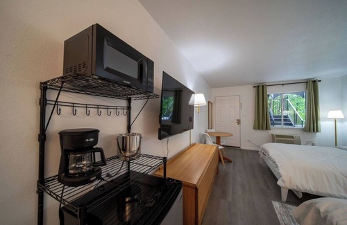 Eureka Springs Complejo | Enjoy the charm of Queen Suite Number 4 at GloryDayz!